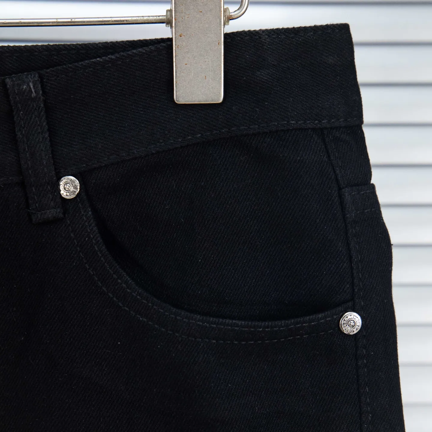 P240 Chrome Hearts black denim jeans with purple leopard print. CH jeans need to be washed and then disassembled and hand-stitched with sheepskin cross leather and then spliced ​​together. The whole piece has too many craftsmanship to explain. The patchwork cross pattern is embellished, and the high-waisted washed jeans! ! Absolutely high-end luxury products, god-level single products and super popular products, made with top heavy industry, a must-see magic weapon. Customized hardware. The fabric is thick and soft after washing. It has good breathability. Customized small leather label. Unique design. The details are simple and elegant, and the workmanship is exquisite. The entire trousers are neatly routed and the details are in place! It’s so cool that both men and women can easily control the genderless trend! Style number: 1798# Color: black Size: 28 30 32 34 36
